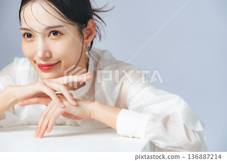 時尚女性的美容與護膚形象 136887214