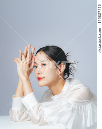 時尚女性的美容與護膚形象 時尚女性的美容與護膚形象 136887216