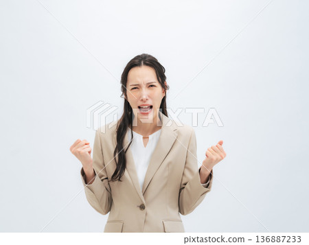 大喊大叫的女商人 136887233