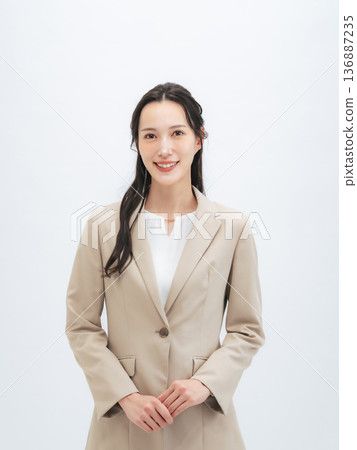 微笑的女性商務人士 136887235