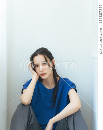 簡約美麗的時尚女性肖像 136887255