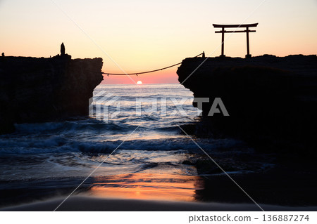 Sunrise over the torii gate <Shirahama Shrine> Sunrise over the torii gate <Shirahama Shrine> 136887274