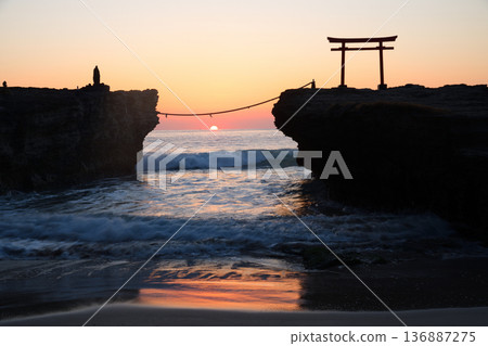 Sunrise over the torii gate <Shirahama Shrine> Sunrise over the torii gate <Shirahama Shrine> 136887275