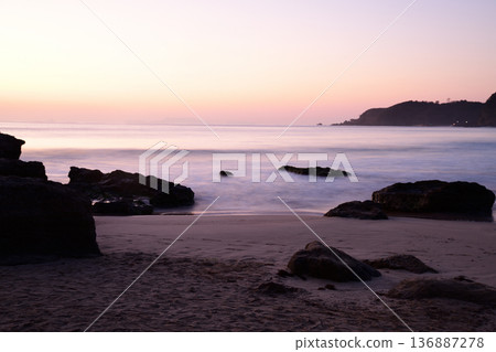 Sunrise over the torii gate <Shirahama Shrine> 136887278