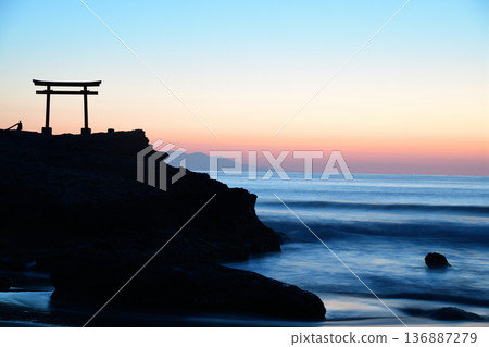 白濱神社鳥居上的日出 136887279