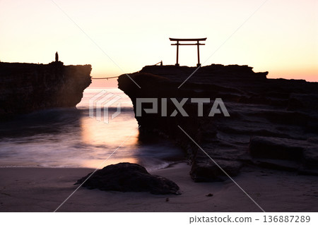 Sunrise over the torii gate <Shirahama Shrine> Sunrise over the torii gate <Shirahama Shrine> 136887289