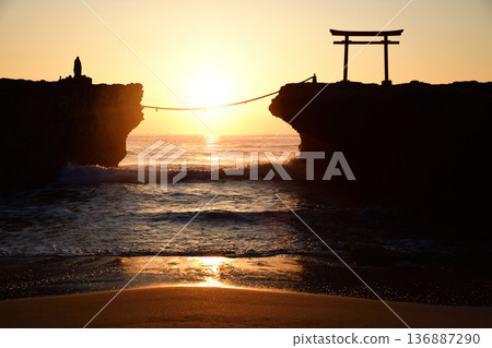 Sunrise over the torii gate <Shirahama Shrine> 136887290