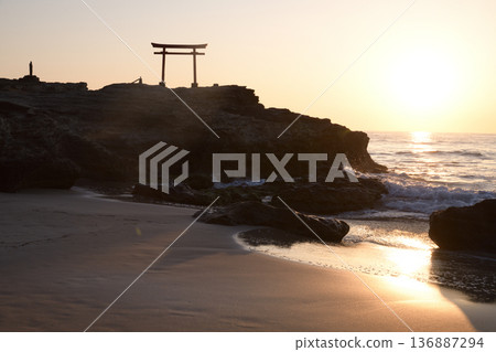 白濱神社鳥居上的日出 136887294