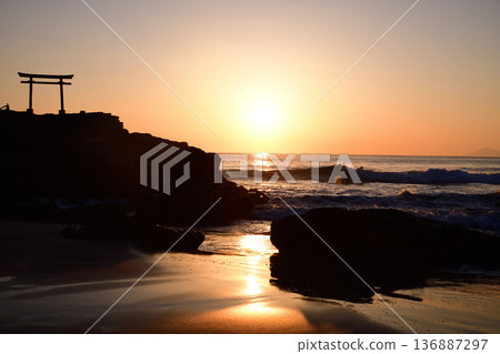Sunrise over the torii gate <Shirahama Shrine> Sunrise over the torii gate <Shirahama Shrine> 136887297