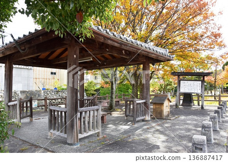 Kuwana City: Historical park walking trails, gazebos, and autumn leaves Kuwana City: Historical park walking trails, gazebos, and autumn leaves 136887417