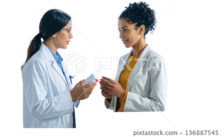 藥劑師在藥局櫃檯為顧客提供諮詢－醫療保健和用藥建議概念 136887545