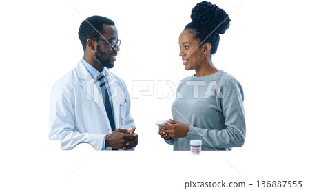 藥劑師在藥局櫃檯為顧客提供諮詢－醫療保健和用藥建議概念 136887555