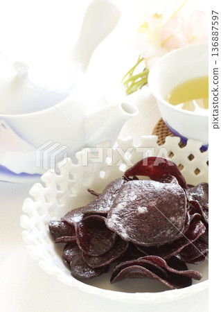 紫洋芋片和綠茶 紫洋芋片和綠茶 136887597