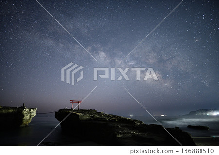 The Milky Way rising over the torii gate <Shirahama Shrine> The Milky Way rising over the torii gate <Shirahama Shrine> 136888510
