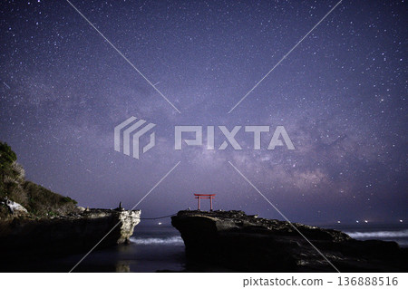 銀河從鳥居上方升起 <白濱神社> 銀河從鳥居上方升起 <白濱神社> 136888516