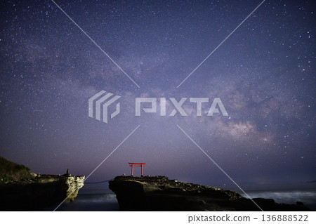 The Milky Way rising over the torii gate <Shirahama Shrine> The Milky Way rising over the torii gate <Shirahama Shrine> 136888522