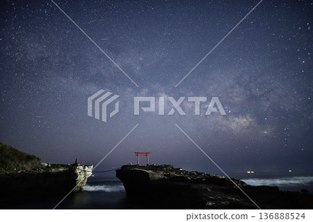 The Milky Way rising over the torii gate <Shirahama Shrine> 136888524