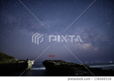 The Milky Way rising over the torii gate <Shirahama Shrine> 136888526