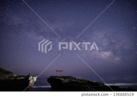The Milky Way rising over the torii gate <Shirahama Shrine> 136888529