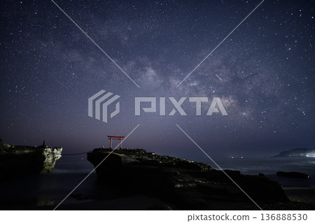The Milky Way rising over the torii gate <Shirahama Shrine> The Milky Way rising over the torii gate <Shirahama Shrine> 136888530