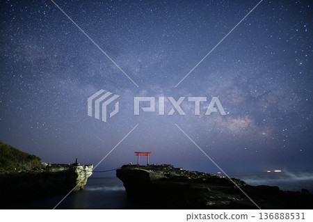 The Milky Way rising over the torii gate <Shirahama Shrine> The Milky Way rising over the torii gate <Shirahama Shrine> 136888531