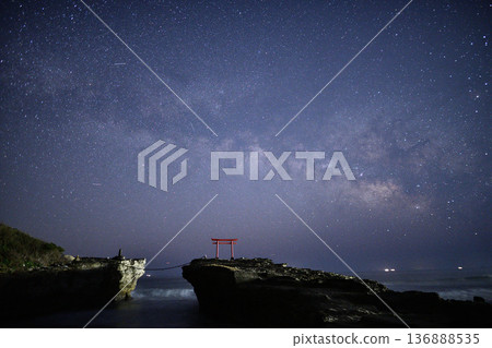 The Milky Way rising over the torii gate <Shirahama Shrine> The Milky Way rising over the torii gate <Shirahama Shrine> 136888535