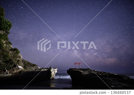 The Milky Way rising over the torii gate <Shirahama Shrine> The Milky Way rising over the torii gate <Shirahama Shrine> 136888537