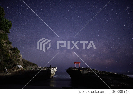 The Milky Way rising over the torii gate <Shirahama Shrine> 136888544