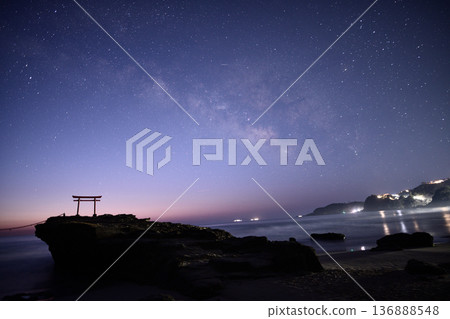 The Milky Way rising over the torii gate <Shirahama Shrine> The Milky Way rising over the torii gate <Shirahama Shrine> 136888548