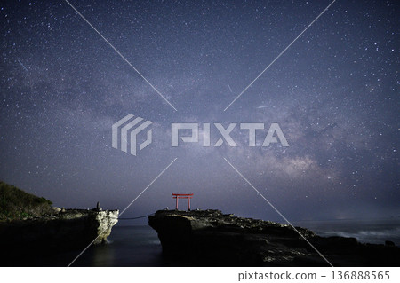 The Milky Way rising over the torii gate <Shirahama Shrine> The Milky Way rising over the torii gate <Shirahama Shrine> 136888565