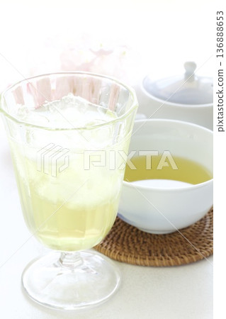 冰綠茶和熱綠茶 冰綠茶和熱綠茶 136888653