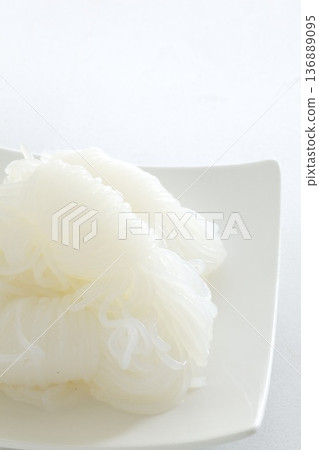 盤子裡的魔芋面 136889095