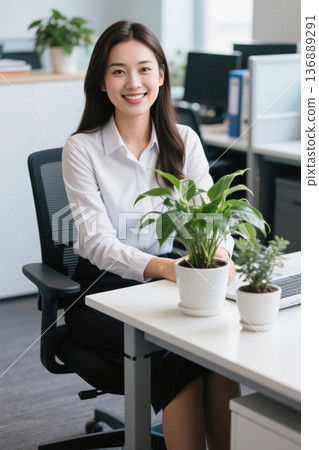 职场女性办公室工作场景 136889291