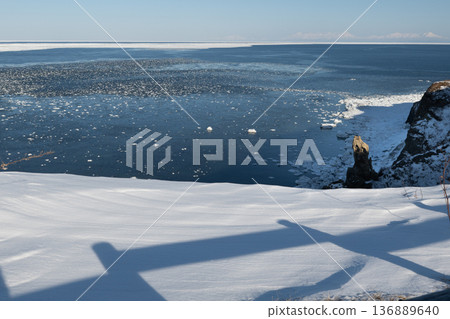 Drifting ice 136889640