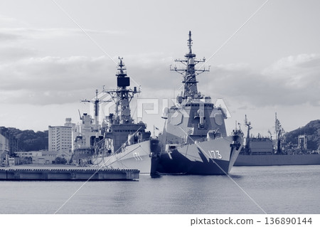 一艘強大的護航艦漂浮在橫須賀附近的海面上。 一艘強大的護航艦漂浮在橫須賀附近的海面上。 136890144