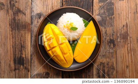 mango slice with sticky rice on the wooden table, top view mango slice with sticky rice on the wooden table, top view 136890194