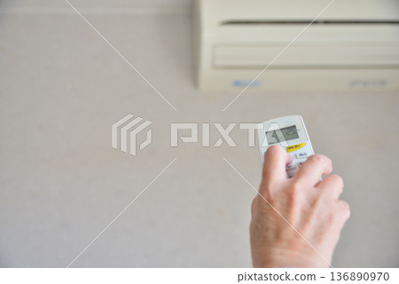 操作空調的高級女士 136890970