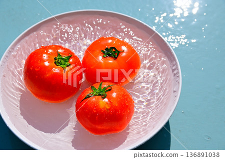 Chilled tomatoes with water droplets from running water 136891038