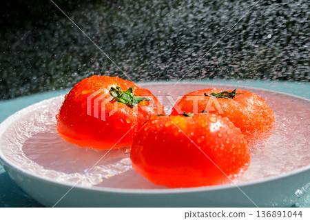 Chilled tomatoes with water droplets from running water 136891044