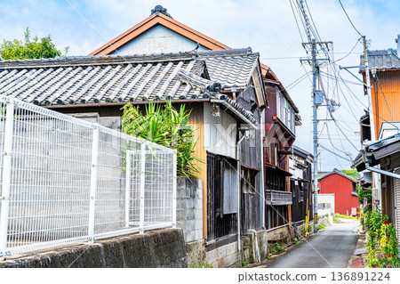 初秋時節的日野田街景：成排的老房子，東香川市，香川縣 136891224
