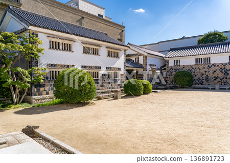 Ohara Museum of Art, Crafts Museum, Kurashiki Bikan Historical Quarter Tour (retro-modern streetscape with white-walled storehouses, Namako walls, and willow-lined streets) 136891723