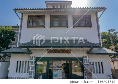 倉敷科學藝術大學加計美術館；倉敷美學歷史街區遊覽（白牆倉庫和柳樹成蔭的復古現代街景） 136891738