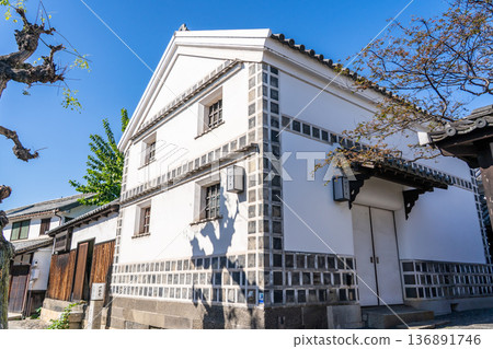 在濱吉Mamakaritei品嚐當地美食。參觀倉敷美學歷史街區（白牆倉庫和柳樹成蔭的復古現代街景）。 136891746