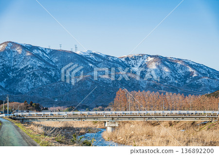 Chiuchi River in early spring and the Nosaka Mountains with remaining snow. Makino Town, Takashima City, Shiga Prefecture 136892200