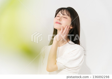 Middle woman beauty Middle woman beauty 136892298