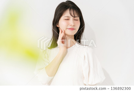 Middle woman beauty Middle woman beauty 136892300