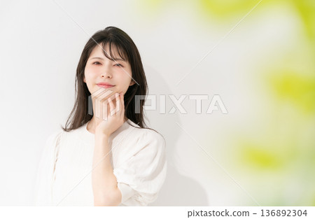 Middle woman beauty Middle woman beauty 136892304
