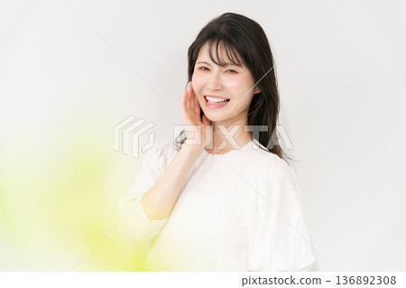 Middle woman beauty Middle woman beauty 136892308
