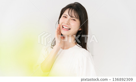 Middle woman beauty 136892309