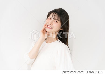 Middle woman beauty Middle woman beauty 136892316